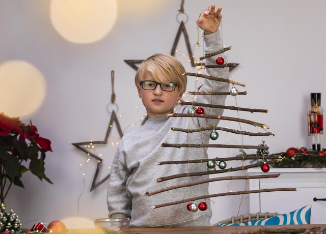 Bastelt euch euren eigenen Weihnachtsbaum aus Ästen!